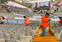 Realizan labores de limpieza en el Auditorio Guelaguetza